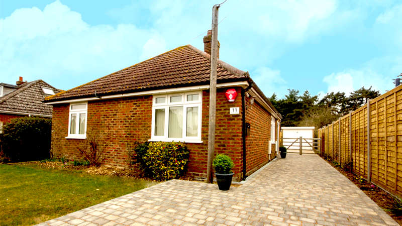 Disabled Holidays - Garden Bench- Hampshire - Owners Direct, England