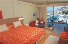 Morasol Apartments - Bedroom overlooking pool