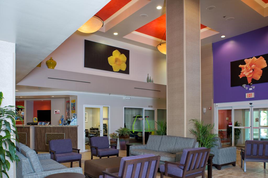 Comfort Suites Maingate East