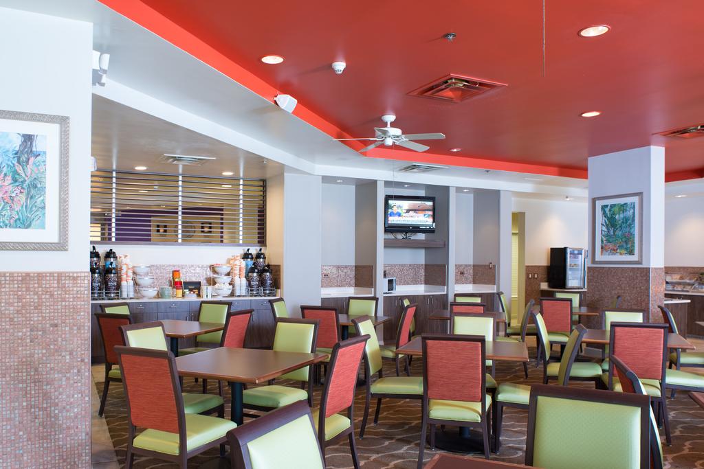 Comfort Suites Maingate East
